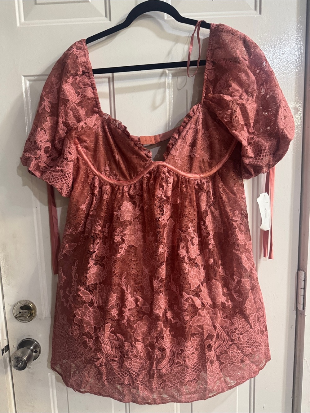 Romantic Lace Puff-Sleeve Blouse in Dusty Rose - Picture 2 of 9